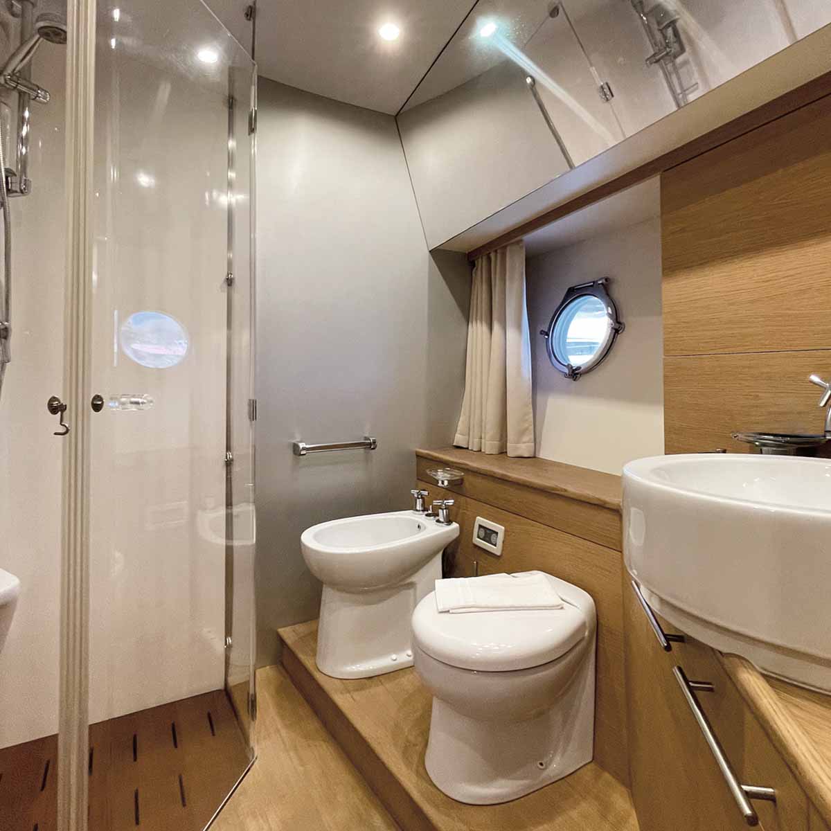 Casual Yacht